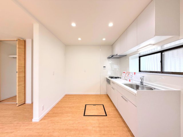 戸塚区戸塚町　中古戸建て　第2のキッチン|◆デザイン性と機能性を兼ね備えたキッチンです。リビングスペースとの一体感が生まれ、広々空間を演出してくれます。
