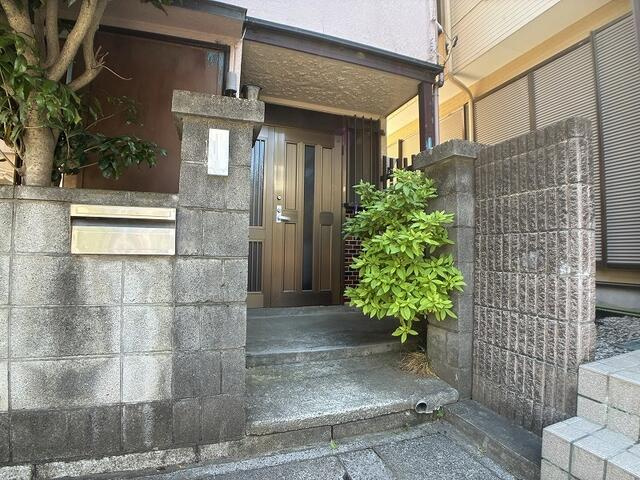 松戸市西馬橋３丁目戸建のエントランス