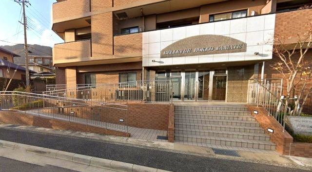 ヴェルビュ六甲山手のエントランス|不在時や、直接受け取らなくても安心な宅配ボックス付
