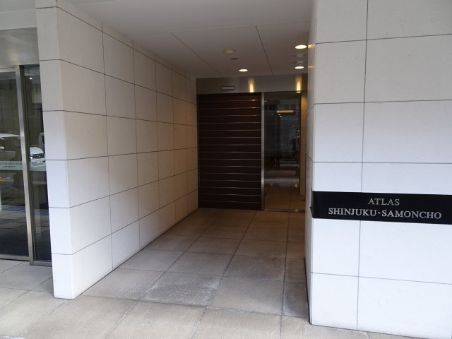 アトラス新宿左門町のエントランス