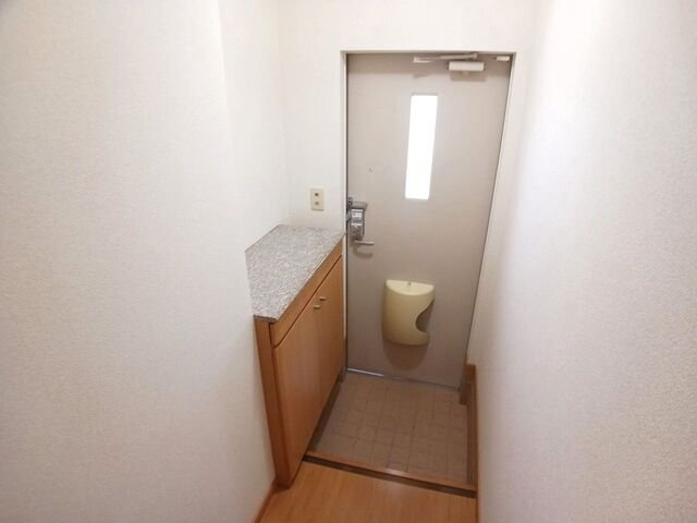 フィオーレ長行東二番館の玄関