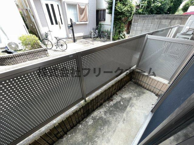 武蔵野市西久保３丁目のアパートのバルコニー