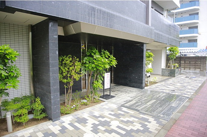 プレシス東陽町のエントランス|喧騒を忘れさせてくれる、静謐で上質な雰囲気です