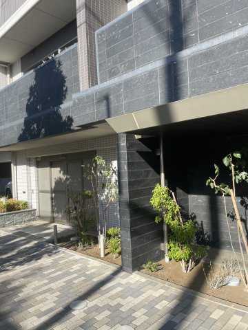 プレシス東陽町のエントランス|喧騒を忘れさせてくれる、静謐で上質な雰囲気です
