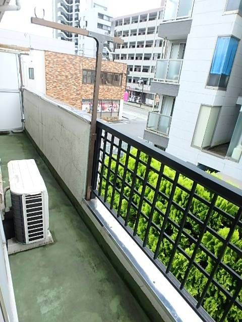ジュネパレス塚本のバルコニー|外からの目が気にならないバルコニーで洗濯物が干せます