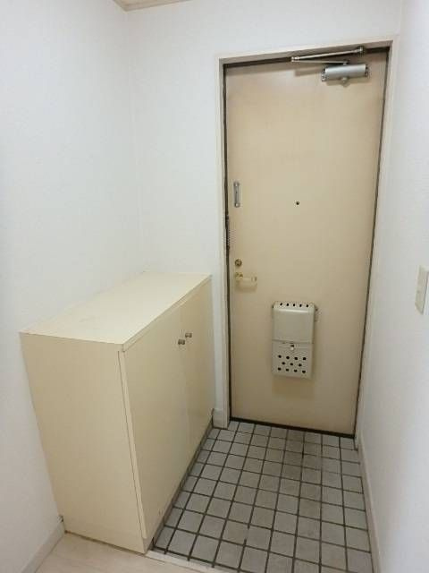 ジュネパレス塚本の玄関|明るい玄関です