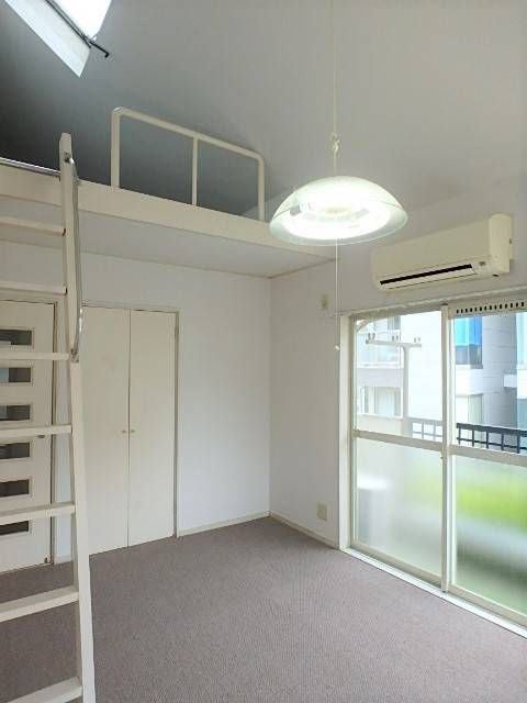ジュネパレス塚本の寝室|使い勝手のいい寝室です