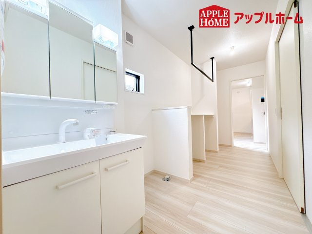 [新築住宅] 鴻巣市宮前 9期 全1棟の独立洗面台|ゆとりの洗面スペースで朝の身支度も快適スムーズに。３面鏡で髪のセットやお化粧もストレスなくこなせ、朝から気分良く通勤通学に向かえそうですね！鏡の裏にはたっぷりと収納スペースを標準装備