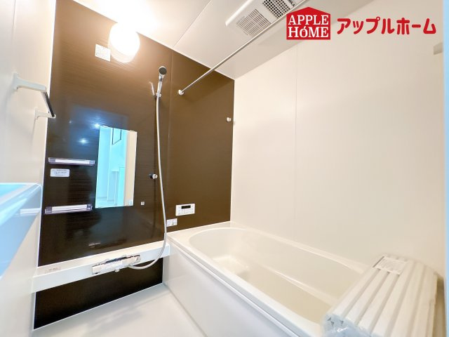 [新築住宅] 鴻巣市宮前 9期 全1棟の浴室|日常の疲れを癒やすここちのよいユニットバス。お手入れが簡単になる工夫が凝らされているため、手間をかけずに清潔さを保てます。