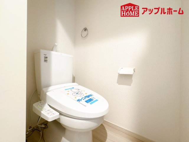 [新築住宅] 鴻巣市宮前 9期 全1棟のトイレ|白を基調とした清潔感のある明るい空間。温水洗浄便座付きで、毎日快適・清潔に使用できます。操作しやすい壁面リモコンを採用しています。