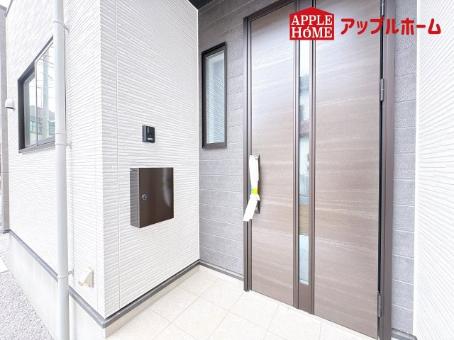 [新築住宅] 鴻巣市宮前 9期 全1棟の玄関|ぜひ現地にて、実際の建物・街並み・日当たり等ご確認下さい♪お問い合わせはお気軽に☆　TEL「0120-466263」