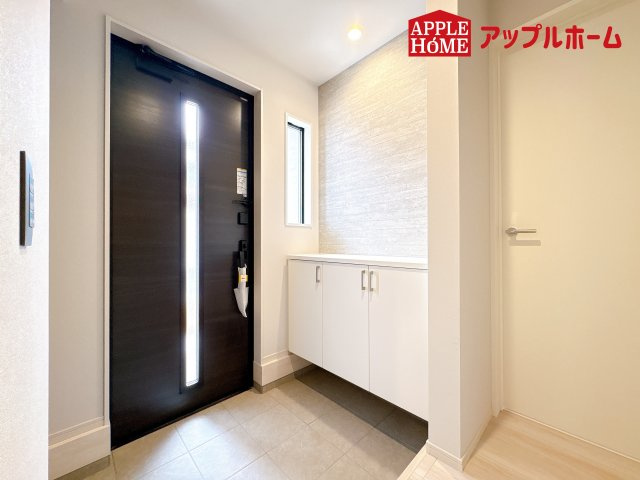 [新築住宅] 鴻巣市宮前 9期 全1棟の玄関|住まう人も来客も入った時にワクワクさせてくれるオシャレな玄関♪収納もたっぷりあるので、靴がたくさんあっても安心！