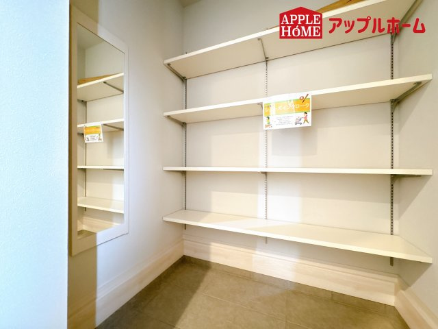 [新築住宅] 鴻巣市宮前 9期 全1棟の収納|明るく清潔感のある玄関でお客様を迎えるスペースをパッと明るい印象に！大容量の収納力で大家族の履物もすっきり収納できます♪