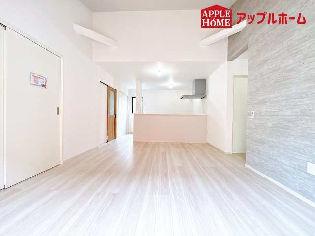 [新築住宅] 鴻巣市宮前 9期 全1棟の居間・リビング|広々リビング×対面キッチンで家族の会話も弾みます♪家族団らんの秘訣は間取りにあり☆夢のマイホームを一緒に叶えましょう！