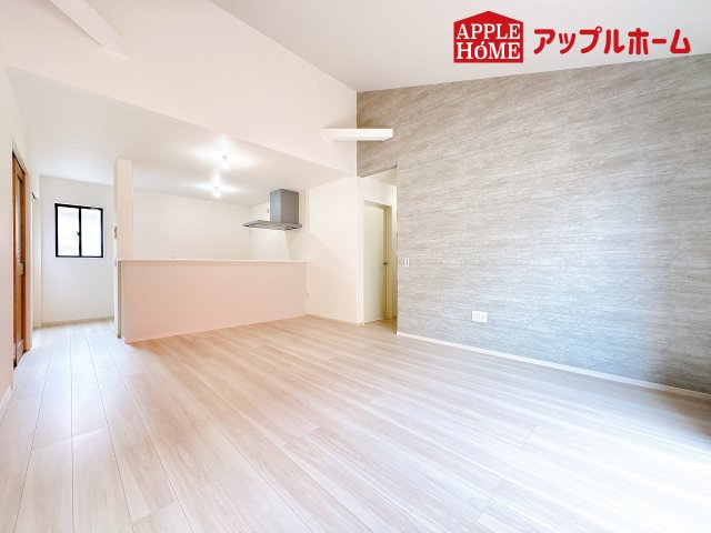 [新築住宅] 鴻巣市宮前 9期 全1棟の居間・リビング|窓から差し込む光で家族を温かく包み込みます。明るいリビングで子育てする喜びを☆いつでも見学可能です！