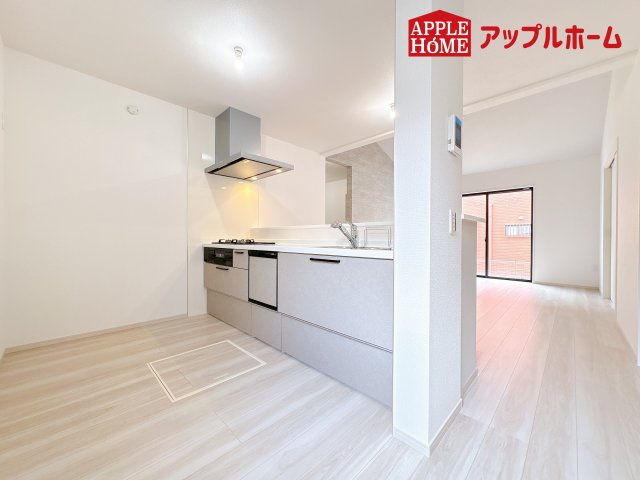 [新築住宅] 鴻巣市宮前 9期 全1棟のキッチン|対面式キッチンは、家族のコミュニケーションを育み、子育て家族にも好適なプラン！リビングで寛ぐご家族をいつも感じられます♪会話を楽しみながら家事ができ、小さいお子様がいても安心です！