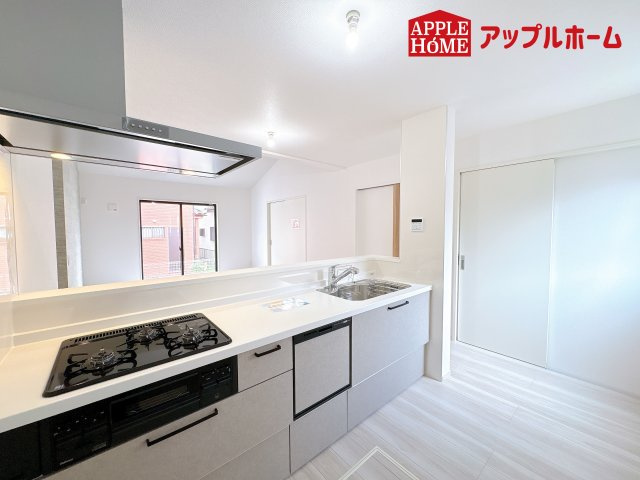 [新築住宅] 鴻巣市宮前 9期 全1棟のキッチン|見栄えもよくお手入れもスムーズに出来ます。豊富な収納力もございますので、キッチンスペースをスッキリとお使い頂けそうです。