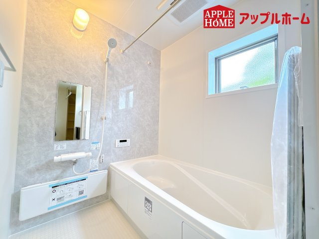 [新築住宅] 鴻巣市登戸 第2 全3棟の浴室|窓付きのバスルームは、採光もあり明るく気持ちの良い空間です。窓があることで、換気環境も良好。掃除もスムーズに出来ます