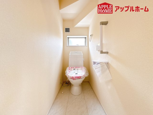 [新築住宅] 鴻巣市登戸 第2 全3棟のトイレ|白を基調とした清潔感のある明るい空間。温水洗浄便座付きで、毎日快適・清潔に使用できます。操作しやすい壁面リモコンを採用しています。