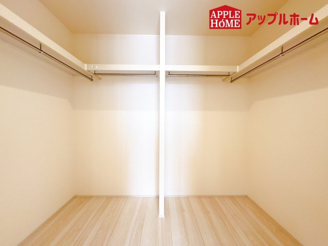 [新築住宅] 鴻巣市登戸 第2 全3棟の収納|お洋服を大切にされる方に大変喜ばれる、ウォークインクローゼット。お洋服以外にも掃除機やスーツケースなどを一箇所に集約できるのは魅力ですね！扉が一箇所ですので、お部屋の見た目にもスッキリ！