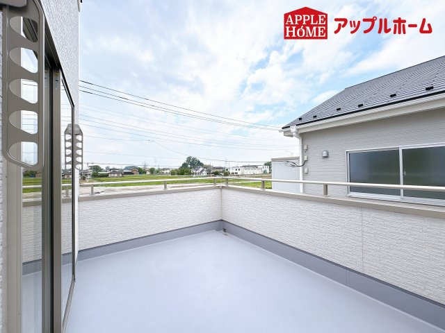 [新築住宅] 鴻巣市登戸 第2 全3棟のバルコニー|家族分の洗濯物もしっかり干せます。日当たりも良く、毎日のお洗濯が楽しくなりそう♪お布団は手軽に干せていつもポカポカに☆