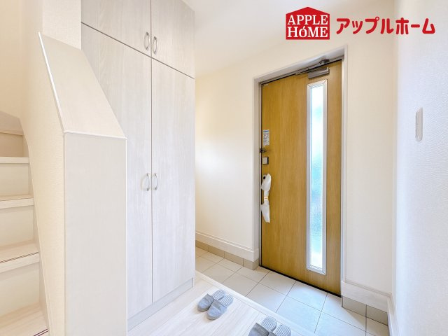 [新築住宅] 鴻巣市登戸 第2 全3棟の玄関|住まう人も来客も入った時にワクワクさせてくれるオシャレな玄関♪収納もたっぷりあるので、靴がたくさんあっても安心！