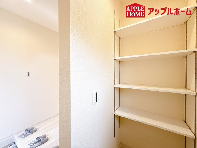 [新築住宅] 鴻巣市登戸 第2 全3棟の収納|明るく清潔感のある玄関でお客様を迎えるスペースをパッと明るい印象に！大容量の収納力で大家族の履物もすっきり収納できます♪