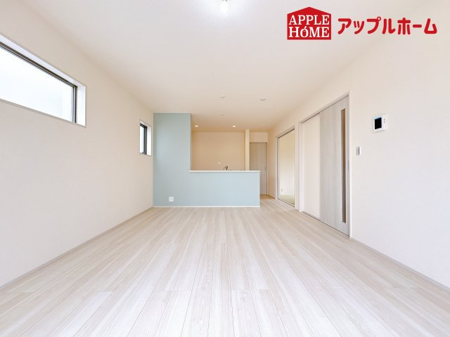 [新築住宅] 鴻巣市登戸 第2 全3棟の居間・リビング|広々リビング×対面キッチンで家族の会話も弾みます♪家族団らんの秘訣は間取りにあり☆夢のマイホームを一緒に叶えましょう！