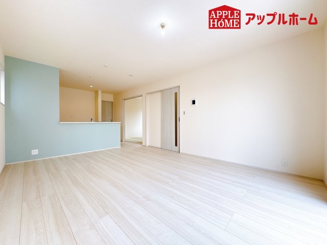 [新築住宅] 鴻巣市登戸 第2 全3棟の居間・リビング|窓から差し込む光で家族を温かく包み込みます。明るいリビングで子育てする喜びを☆いつでも見学可能です！