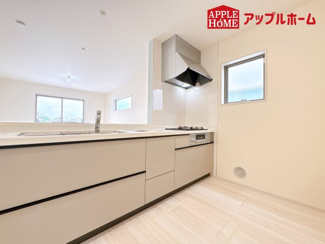 [新築住宅] 鴻巣市登戸 第2 全3棟のキッチン|対面式キッチンは、家族のコミュニケーションを育み、子育て家族にも好適なプラン！リビングで寛ぐご家族をいつも感じられます♪会話を楽しみながら家事ができ、小さいお子様がいても安心です！