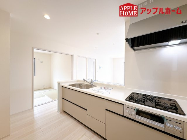 [新築住宅] 鴻巣市登戸 第2 全3棟のキッチン|見栄えもよくお手入れもスムーズに出来ます。豊富な収納力もございますので、キッチンスペースをスッキリとお使い頂けそうです。