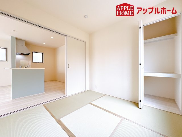 [新築住宅] 鴻巣市登戸 第2 全3棟の和室|広々とした居住空間は日々の暮らしを彩り、心のやすらぎと満足感を与えてくれます。通風と採光を考慮した設計は子供たちはのびのび育ち、家族でくつろぎと団らんを生み出します。