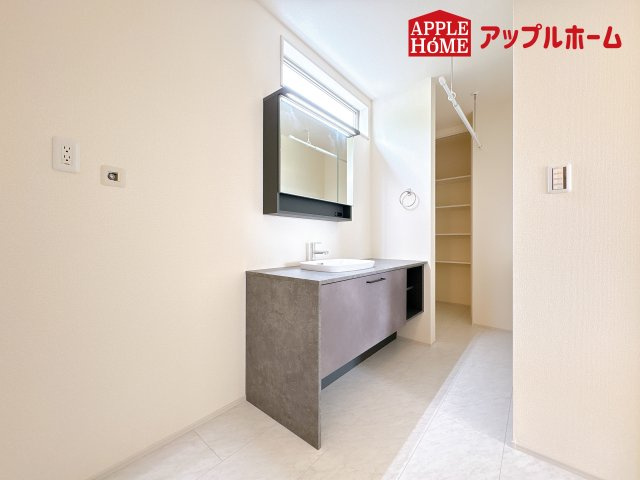 [新築住宅] 鴻巣市登戸 第2 全3棟の独立洗面台|ゆとりの洗面スペースで朝の身支度も快適スムーズに。３面鏡で髪のセットやお化粧もストレスなくこなせ、朝から気分良く通勤通学に向かえそうですね！鏡の裏にはたっぷりと収納スペースを標準装備