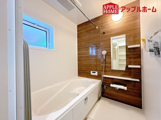 [新築住宅] 鴻巣市人形1丁目 全1棟の浴室|窓付きのバスルームは、採光もあり明るく気持ちの良い空間です。窓があることで、換気環境も良好。掃除もスムーズに出来ます