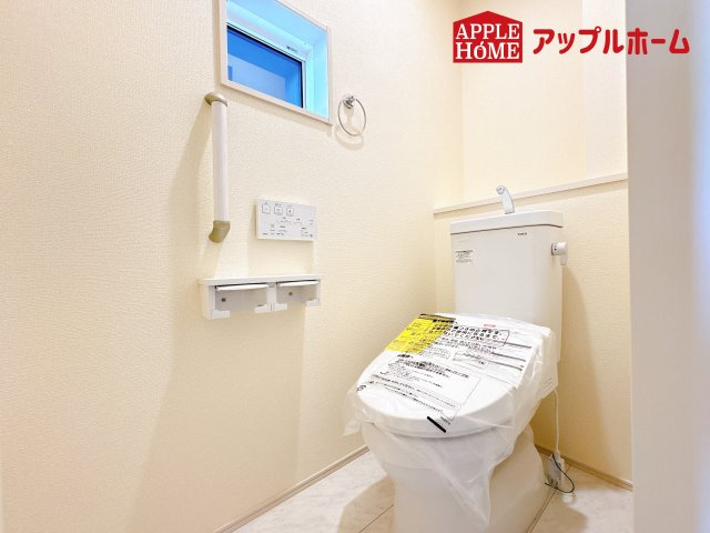[新築住宅] 鴻巣市人形1丁目 全1棟のトイレ|白を基調とした清潔感のある明るい空間。温水洗浄便座付きで、毎日快適・清潔に使用できます。操作しやすい壁面リモコンを採用しています。