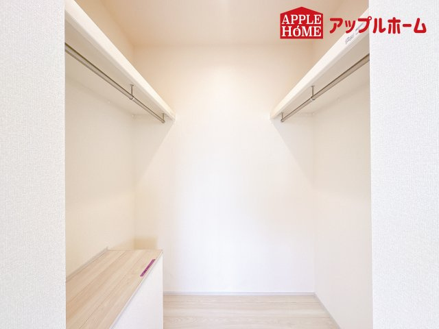 [新築住宅] 鴻巣市人形1丁目 全1棟の収納|お洋服を大切にされる方に大変喜ばれる、ウォークインクローゼット。お洋服以外にも掃除機やスーツケースなどを一箇所に集約できるのは魅力ですね！扉が一箇所ですので、お部屋の見た目にもスッキリ！