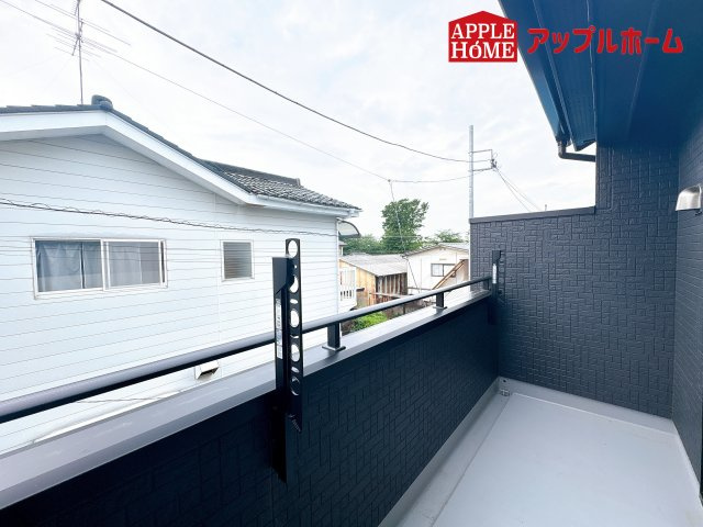 [新築住宅] 鴻巣市人形1丁目 全1棟のバルコニー|家族分の洗濯物もしっかり干せます。日当たりも良く、毎日のお洗濯が楽しくなりそう♪お布団は手軽に干せていつもポカポカに☆