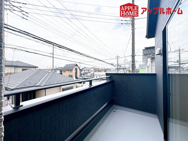 [新築住宅] 鴻巣市人形1丁目 全1棟のバルコニー|家族分の洗濯物もしっかり干せます。日当たりも良く、毎日のお洗濯が楽しくなりそう♪お布団は手軽に干せていつもポカポカに☆