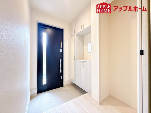 [新築住宅] 鴻巣市人形1丁目 全1棟の玄関|住まう人も来客も入った時にワクワクさせてくれるオシャレな玄関♪収納もたっぷりあるので、靴がたくさんあっても安心！