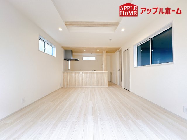 [新築住宅] 鴻巣市人形1丁目 全1棟の居間・リビング|広々リビング×対面キッチンで家族の会話も弾みます♪家族団らんの秘訣は間取りにあり☆夢のマイホームを一緒に叶えましょう！