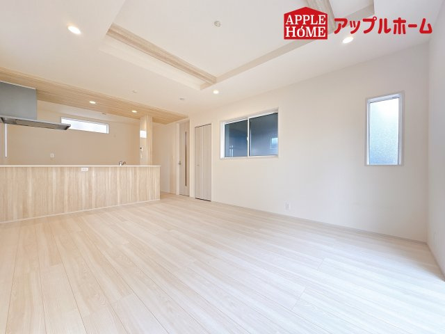 [新築住宅] 鴻巣市人形1丁目 全1棟の居間・リビング|窓から差し込む光で家族を温かく包み込みます。明るいリビングで子育てする喜びを☆いつでも見学可能です！