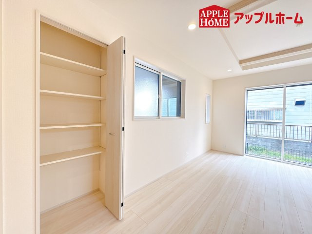 [新築住宅] 鴻巣市人形1丁目 全1棟の居間・リビング|大きな窓のあるリビングは、陽光あふれる明るい空間です。居心地良く、ご家族皆がゆったり寛げる憩いの空間となりそうです。