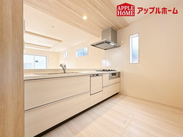 [新築住宅] 鴻巣市人形1丁目 全1棟のキッチン|対面式キッチンは、家族のコミュニケーションを育み、子育て家族にも好適なプラン！リビングで寛ぐご家族をいつも感じられます♪会話を楽しみながら家事ができ、小さいお子様がいても安心です！