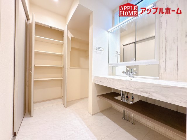 [新築住宅] 鴻巣市人形1丁目 全1棟の独立洗面台|ゆとりの洗面スペースで朝の身支度も快適スムーズに。３面鏡で髪のセットやお化粧もストレスなくこなせ、朝から気分良く通勤通学に向かえそうですね！鏡の裏にはたっぷりと収納スペースを標準装備