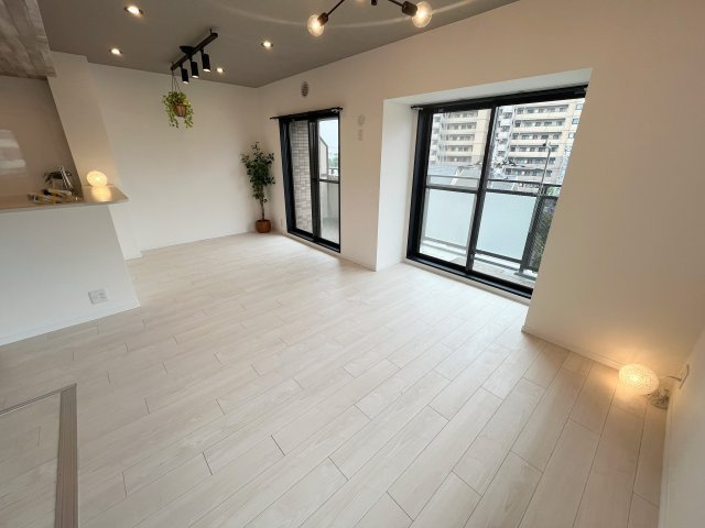 【入間市】朝日パリオの居間・リビング|14.6帖のLDKです！日当たり良好♪