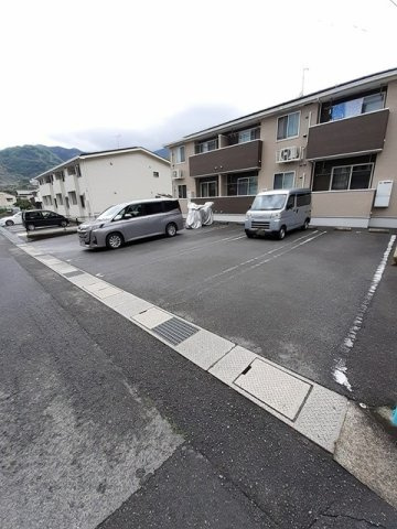 ニュードミール　ヒロの駐車場