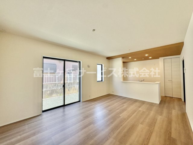 【居間・リビング】 | 田原市神戸町東大坪 新築一戸建て 1号棟 | ＬＤＫです
