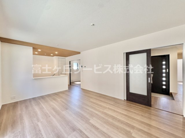 【居間・リビング】 | 田原市神戸町東大坪 新築一戸建て 1号棟 | ゆったりとしたリビングです