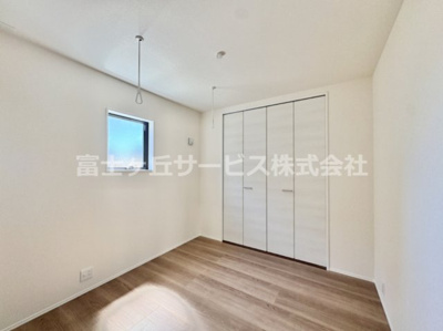 【洋室】 | 田原市神戸町東大坪 新築一戸建て 1号棟 | 落ち着いた色調の洋室です