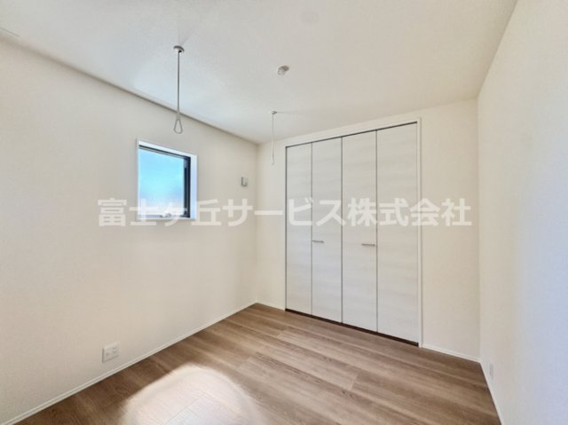 【洋室】 | 田原市神戸町東大坪 新築一戸建て 1号棟 | 落ち着いた色調の洋室です